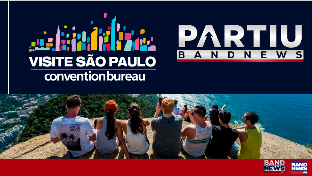 Foto contendo duas logomarcas: Visite São Paulo Convention Bureau e Partiu Band News. Um grupo de pessoas sentadas fazendo selfies com o celular