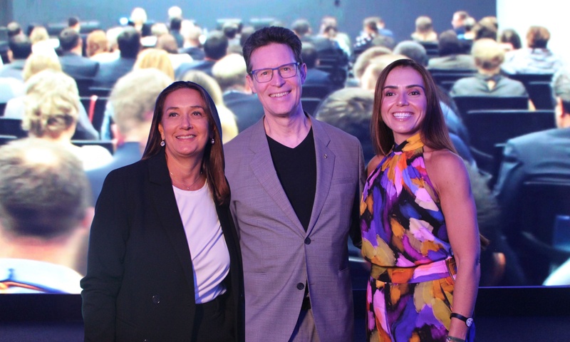 imagem mostra duas mulheres e um homem em uma festa