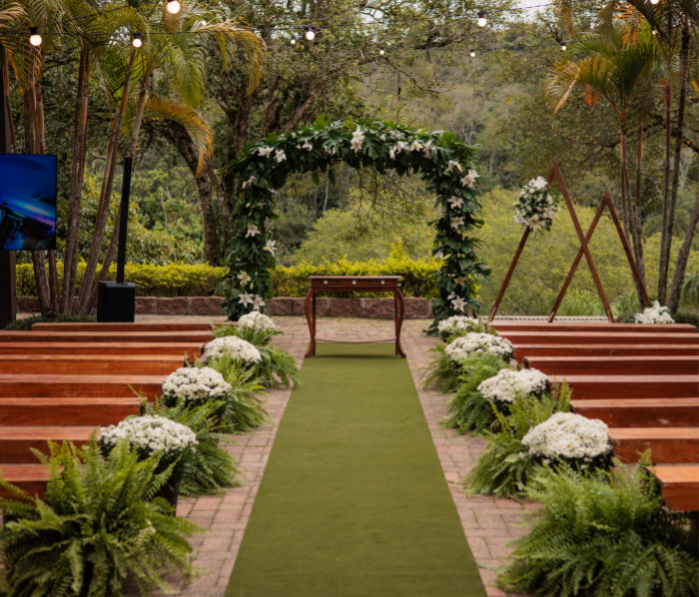 foto mostra cenário para casamento em local aberto