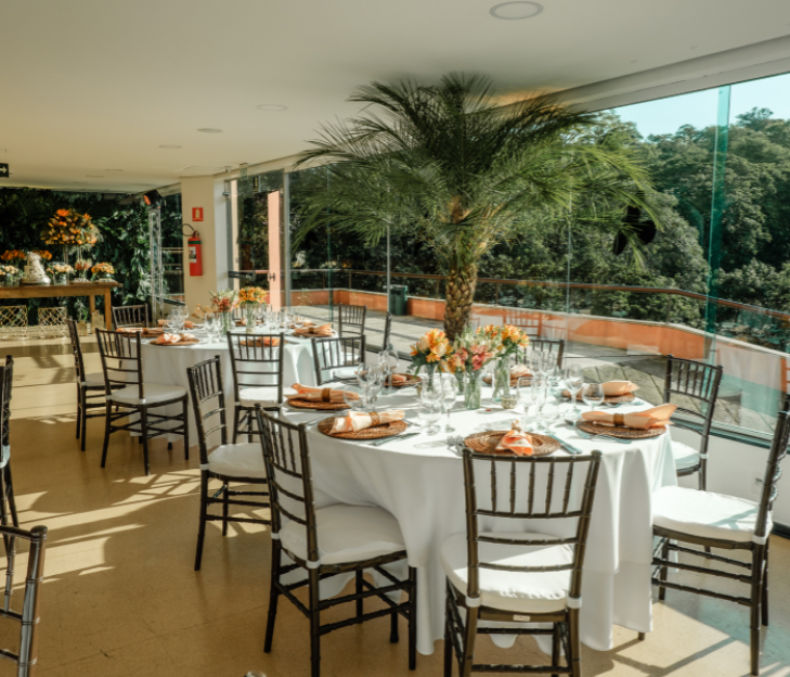 imagem mostra mesas estilo festa preparadas para refeição