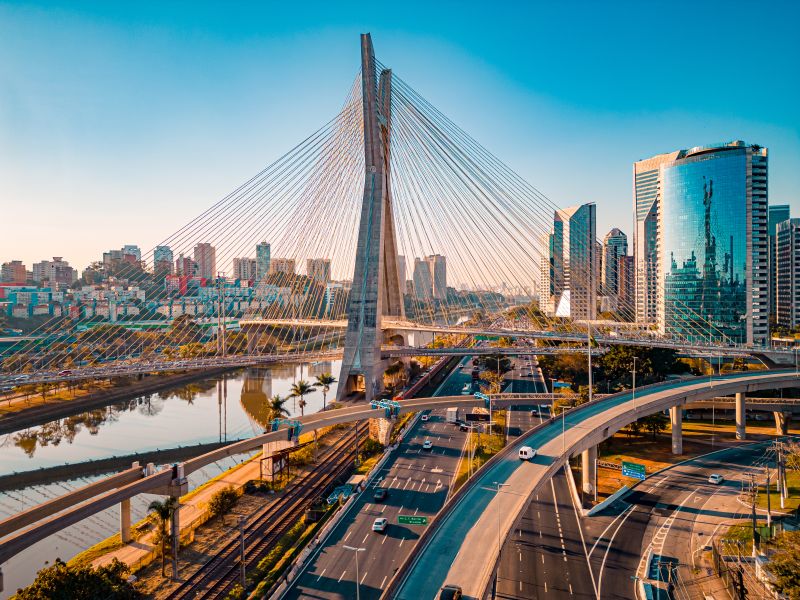 Vista da Ponte Estaiada Octávio Frias de Oliveira e vias urbanas na cidade de São Paulo