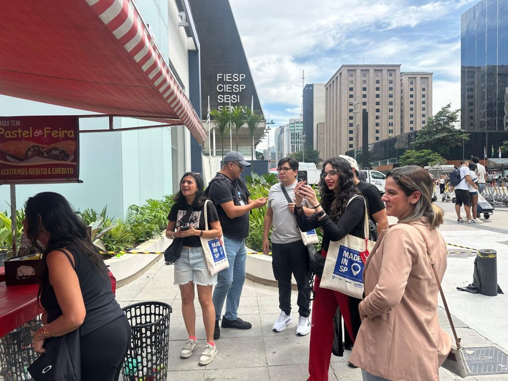 Jornalistas internacionais participam de press trip em São Paulo, em visita à Avenida Paulista, com experiência gastronômica de rua / Foto: Divulgação