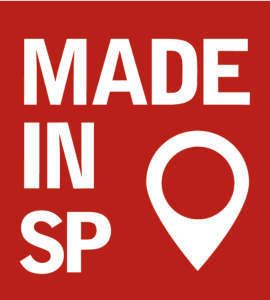 Logotipo do movimento Made in SP em fundo vermelho. A marca apresenta o texto “MADE IN SP” em letras brancas acompanhado por um ícone de localização, representando a valorização de produtos, serviços, experiências e destinos de origem paulista.