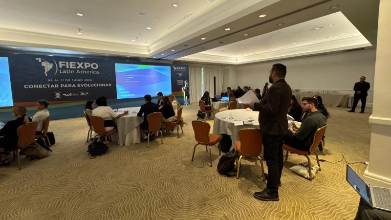 Texto alternativo (acessibilidade):Participantes acompanham sessão da FIEXPO Latin America 2026 em auditório durante programação voltada ao mercado internacional de eventos.