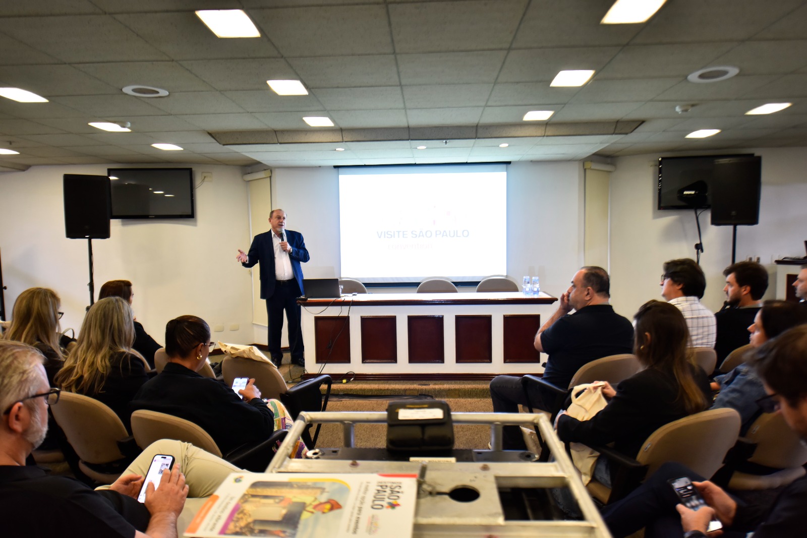 Toni Sando recebe missão técnica de Paranavaí Toni Sando apresenta a atuação do Visite São Paulo a empresários de Paranavaí durante missão técnica realizada em São Paulo.