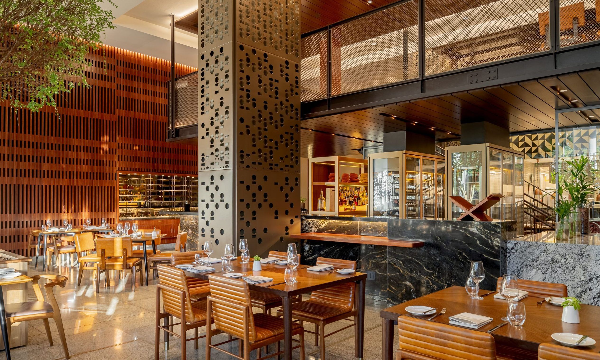 Chef Carlos Leiva recebe Emmanuel Bassoleil no restaurante Neto